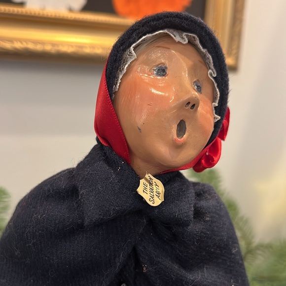 Byers’ Choice Caroler - Salvation Army Woman - Picture 4 of 8